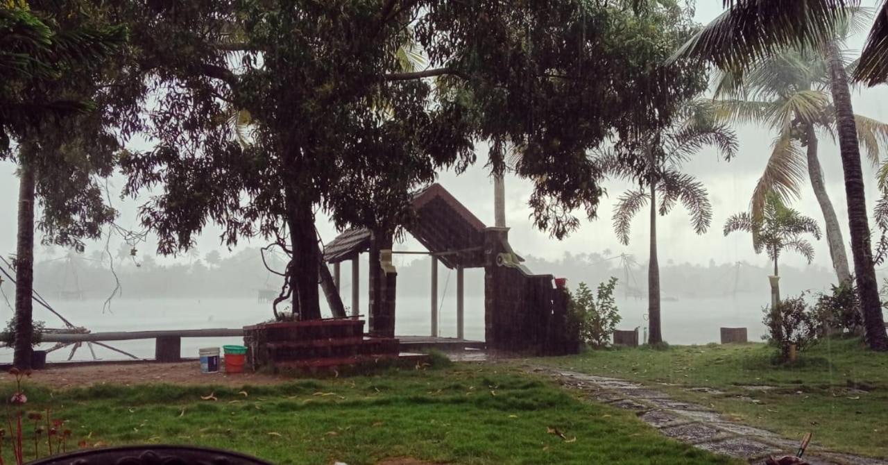 Ambadi'S Villa -Lake View Resort Pallipuram Exterior photo