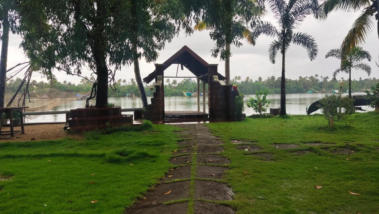 Ambadi'S Villa -Lake View Resort Pallipuram Exterior photo