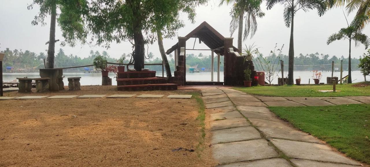 Ambadi'S Villa -Lake View Resort Pallipuram Exterior photo