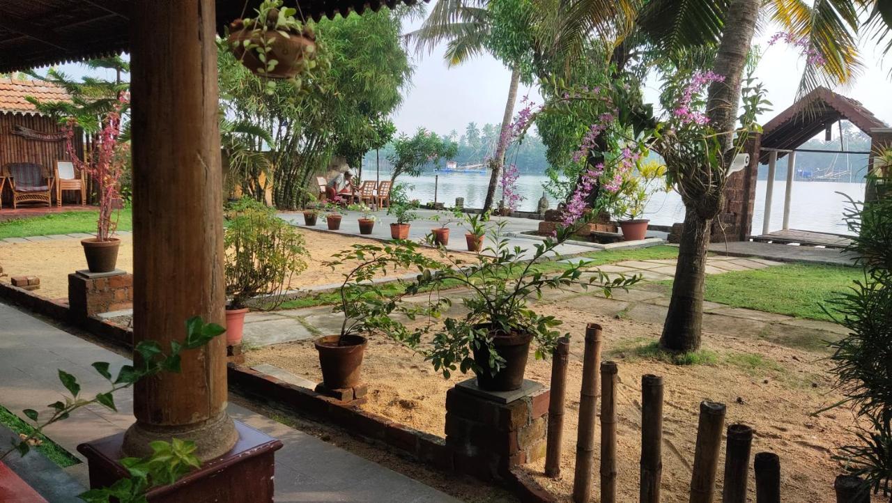 Ambadi'S Villa -Lake View Resort Pallipuram Exterior photo