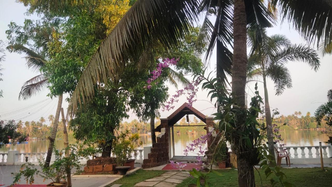 Ambadi'S Villa -Lake View Resort Pallipuram Exterior photo