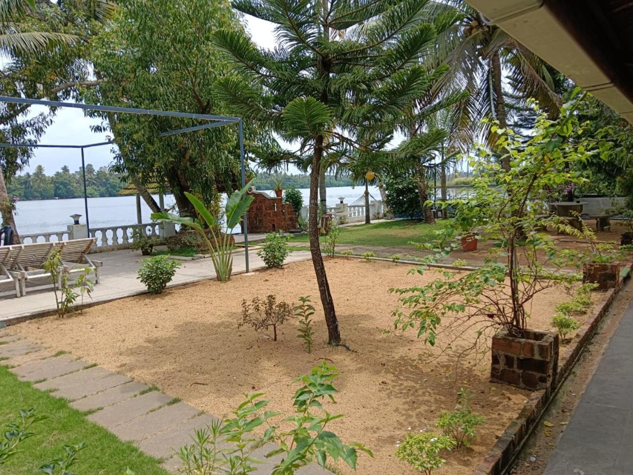 Ambadi'S Villa -Lake View Resort Pallipuram Exterior photo